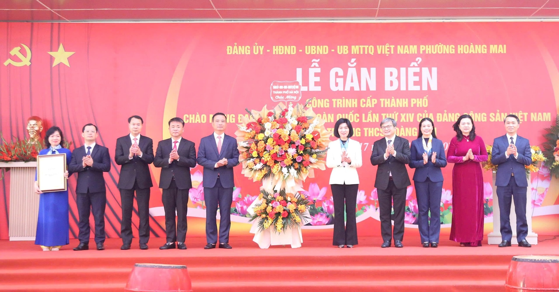 Gắn biển công trình Trường THCS Hoàng Mai chào mừng Đại hội XIV của Đảng- Ảnh 1.