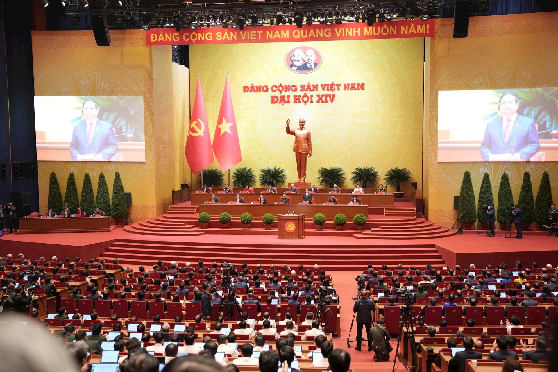 Đồng chí Trần Cẩm Tú tái giữ chức Thường trực Ban Bí thư Trung ương Đảng khóa XIV- Ảnh 1.