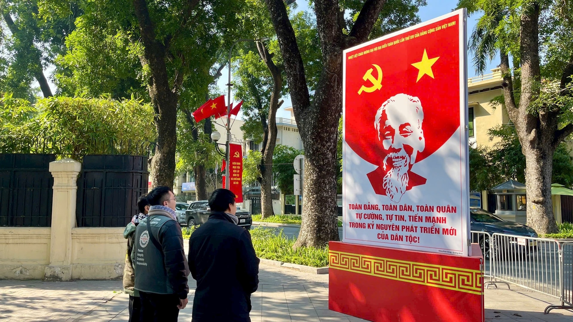 Chung sức, đồng lòng tiến bước dưới lá cờ vẻ vang của Đảng- Ảnh 1.