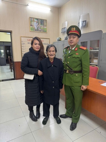 Công an phường Hai Bà Trưng hỗ trợ cụ bà bị lạc trở về với gia đình.- Ảnh 1.