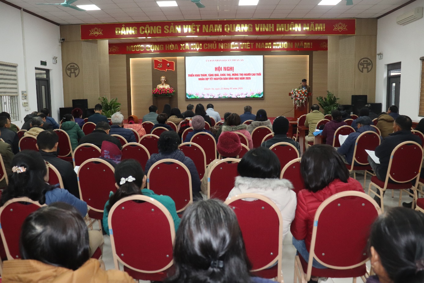 Ảnh có chứa trang phục, trong nhà, người, ghế  Nội dung do AI tạo ra có thể không chính xác.