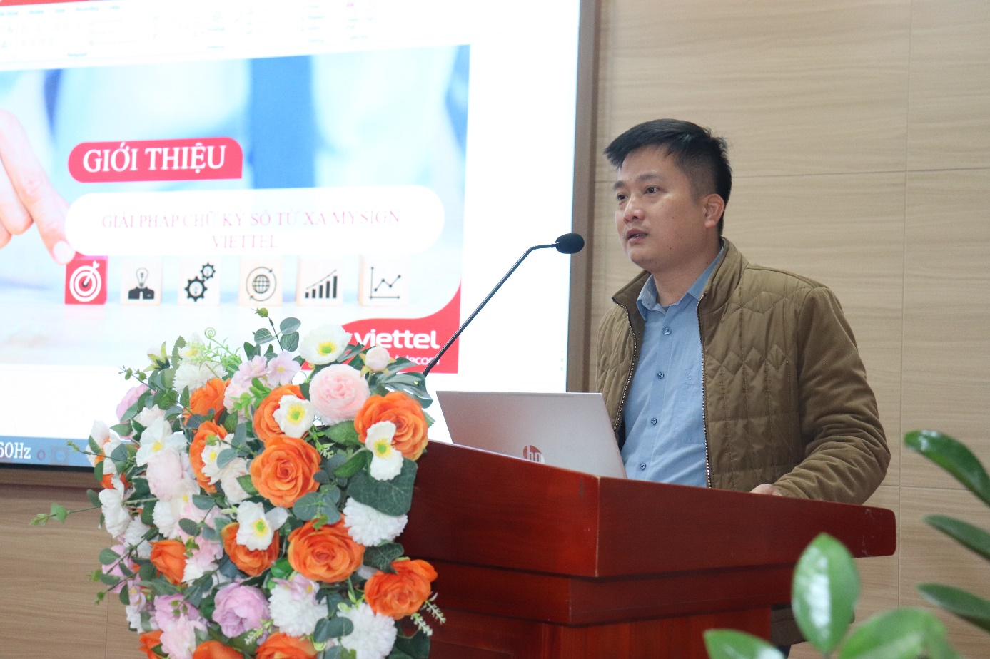 Ảnh có chứa trang phục, người, trong nhà, Nghề bán hoa  Nội dung do AI tạo ra có thể không chính xác.