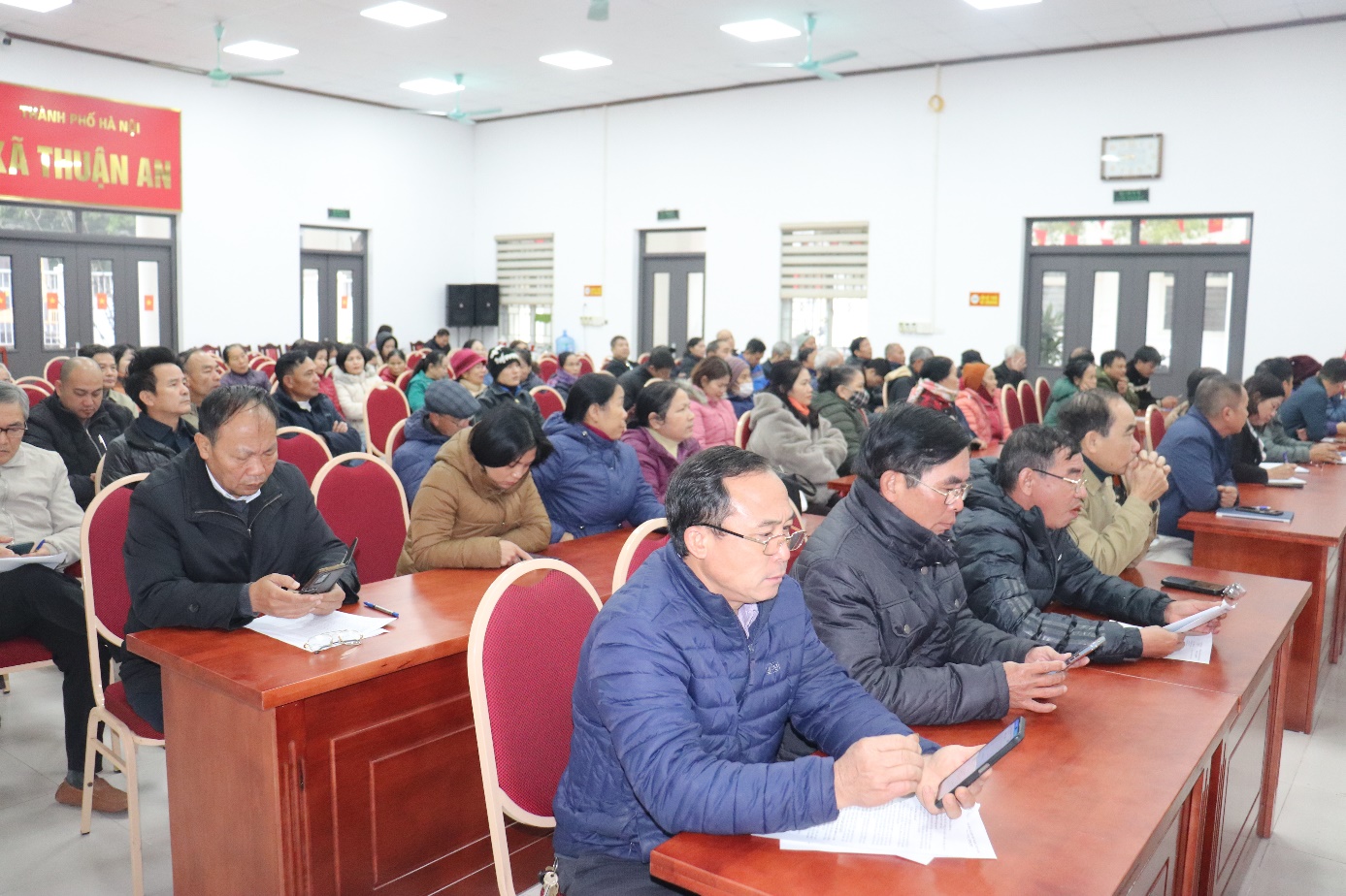 Ảnh có chứa trang phục, người, trong nhà, đồ đạc  Nội dung do AI tạo ra có thể không chính xác.