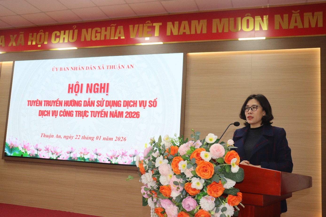 Ảnh có chứa hoa, văn bản, trang phục, trong nhà  Nội dung do AI tạo ra có thể không chính xác.