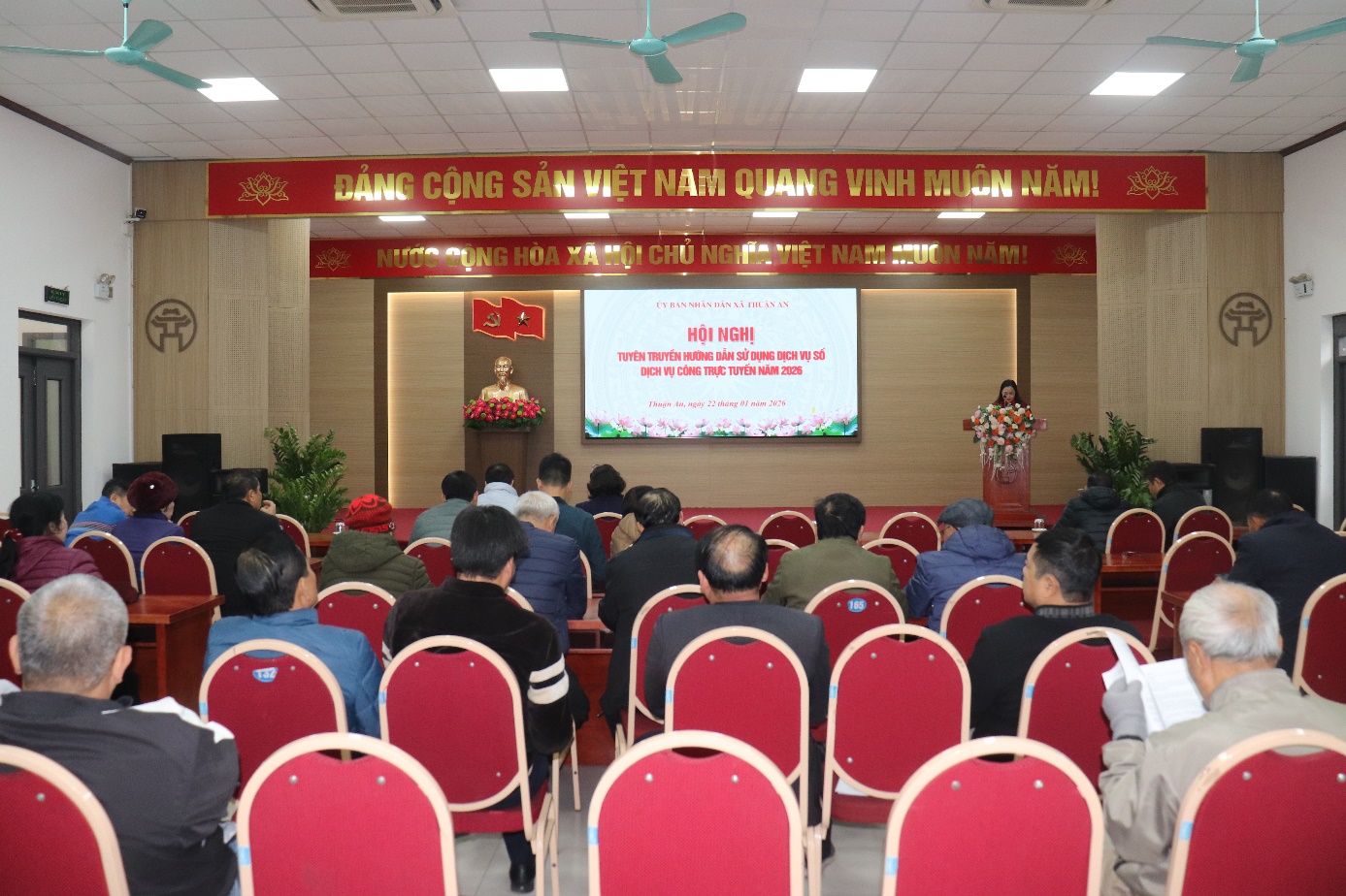 Ảnh có chứa trang phục, ghế, trong nhà, thính phòng  Nội dung do AI tạo ra có thể không chính xác.