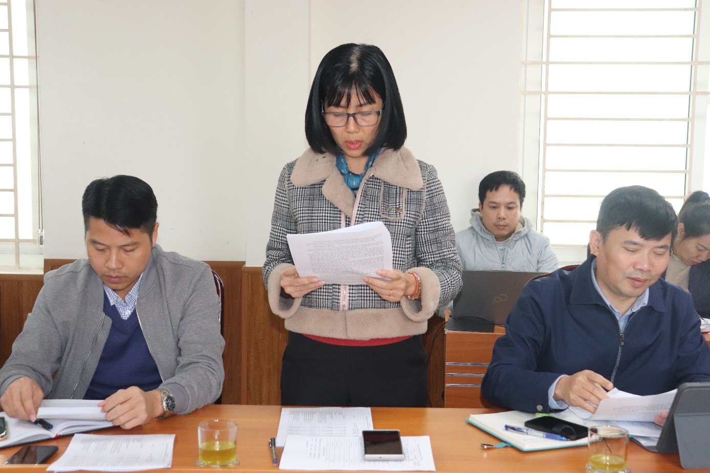 Ảnh có chứa trang phục, người, Mặt người, trong nhà  Nội dung do AI tạo ra có thể không chính xác.