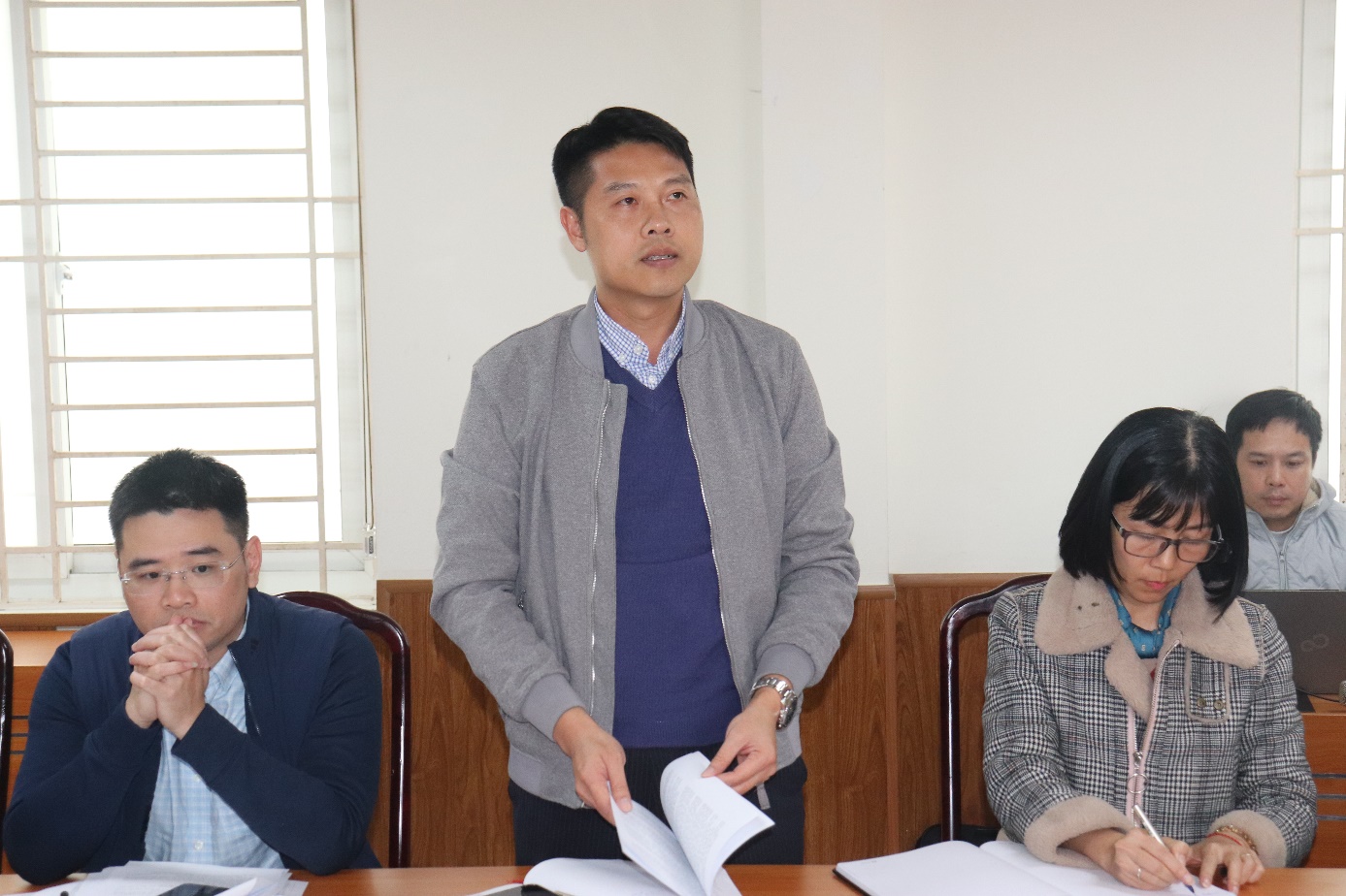 Ảnh có chứa trang phục, người, Mặt người, trong nhà  Nội dung do AI tạo ra có thể không chính xác.