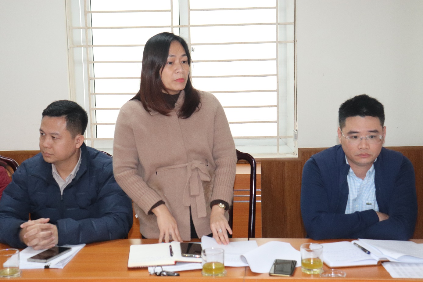 Ảnh có chứa người, Mặt người, trang phục, trong nhà  Nội dung do AI tạo ra có thể không chính xác.