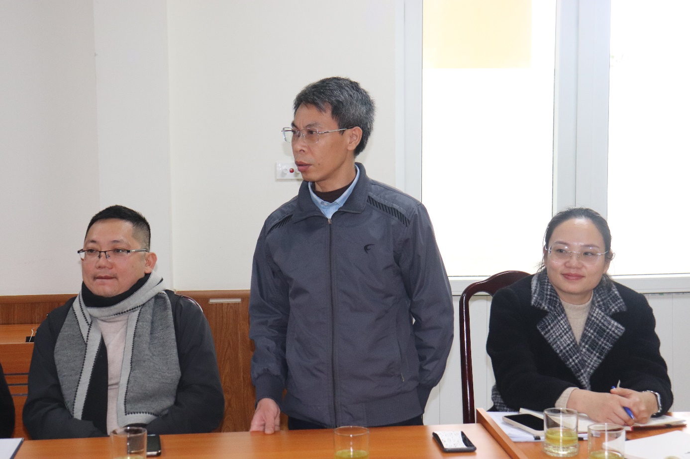 Ảnh có chứa trang phục, người, Mặt người, tường  Nội dung do AI tạo ra có thể không chính xác.