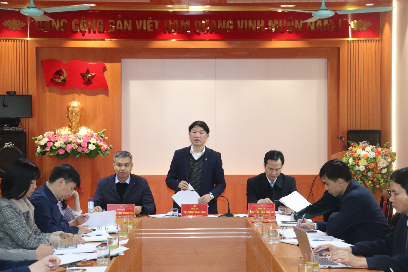 Ảnh có chứa trang phục, trong nhà, đàn ông, người  Nội dung do AI tạo ra có thể không chính xác.