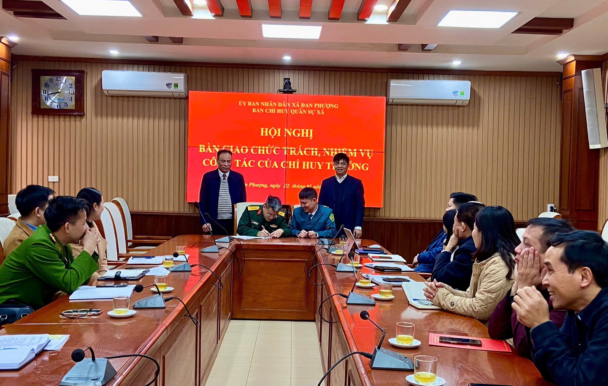 Hội nghị bàn giao chức tránh, nhiệm vụ công tác của Chỉ huy trưởng Ban chỉ huy quân sự xã Đan Phượng.- Ảnh 2.