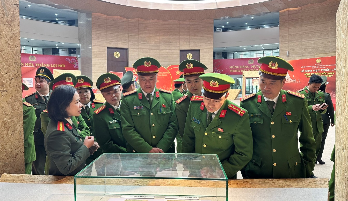 Công an phường Yên Sở tham quan triển lãm “Đồng chí Trần Quốc Hoàn – Cuộc đời và sự nghiệp”- Ảnh 1.