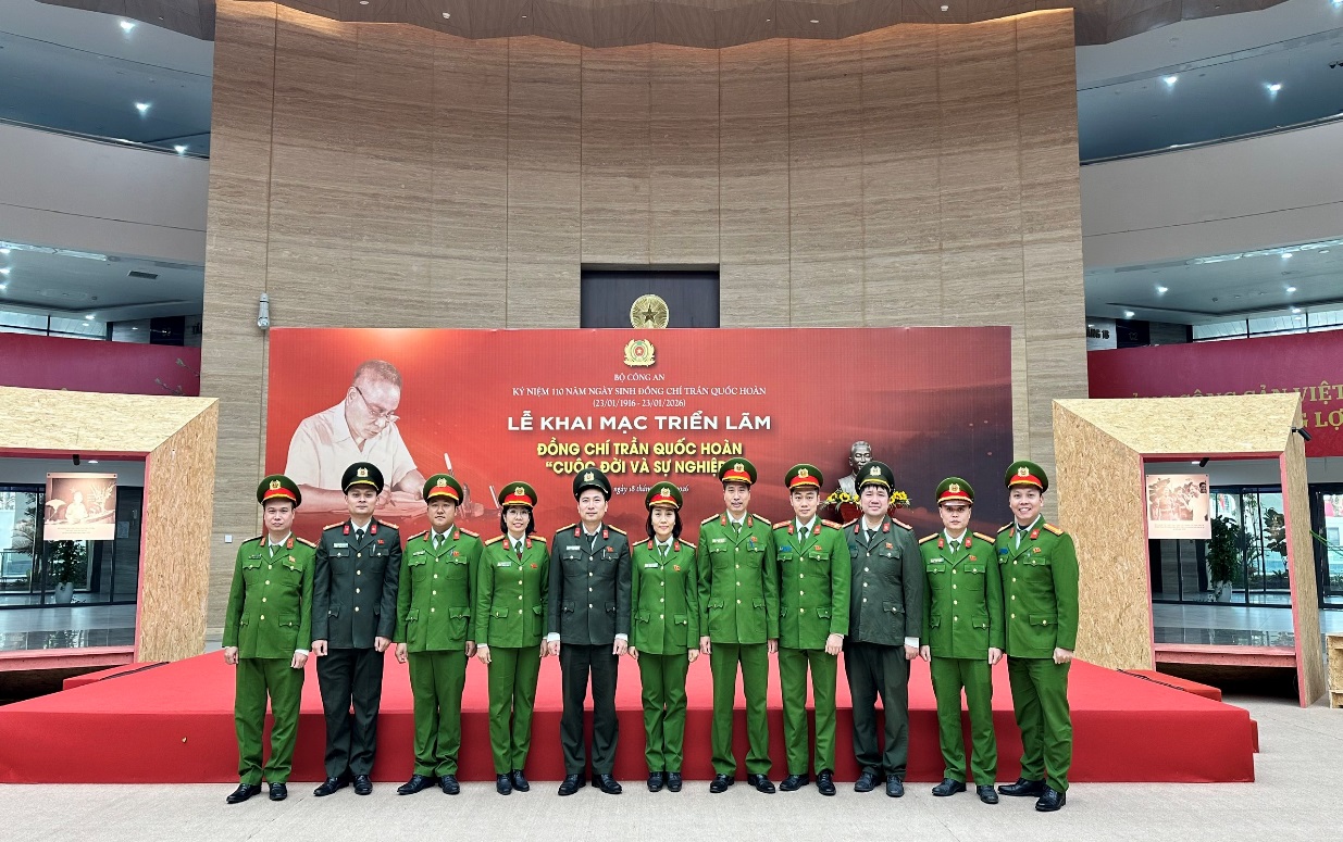 Công an phường Yên Sở tham quan triển lãm “Đồng chí Trần Quốc Hoàn – Cuộc đời và sự nghiệp”- Ảnh 2.