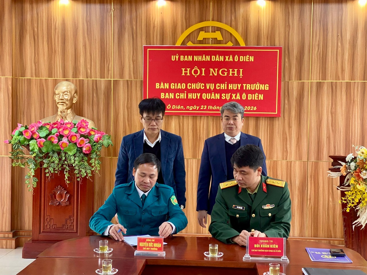 Bàn giao nhiệm vụ Chỉ huy trưởng Ban Chỉ huy Quân sự xã- Ảnh 1.