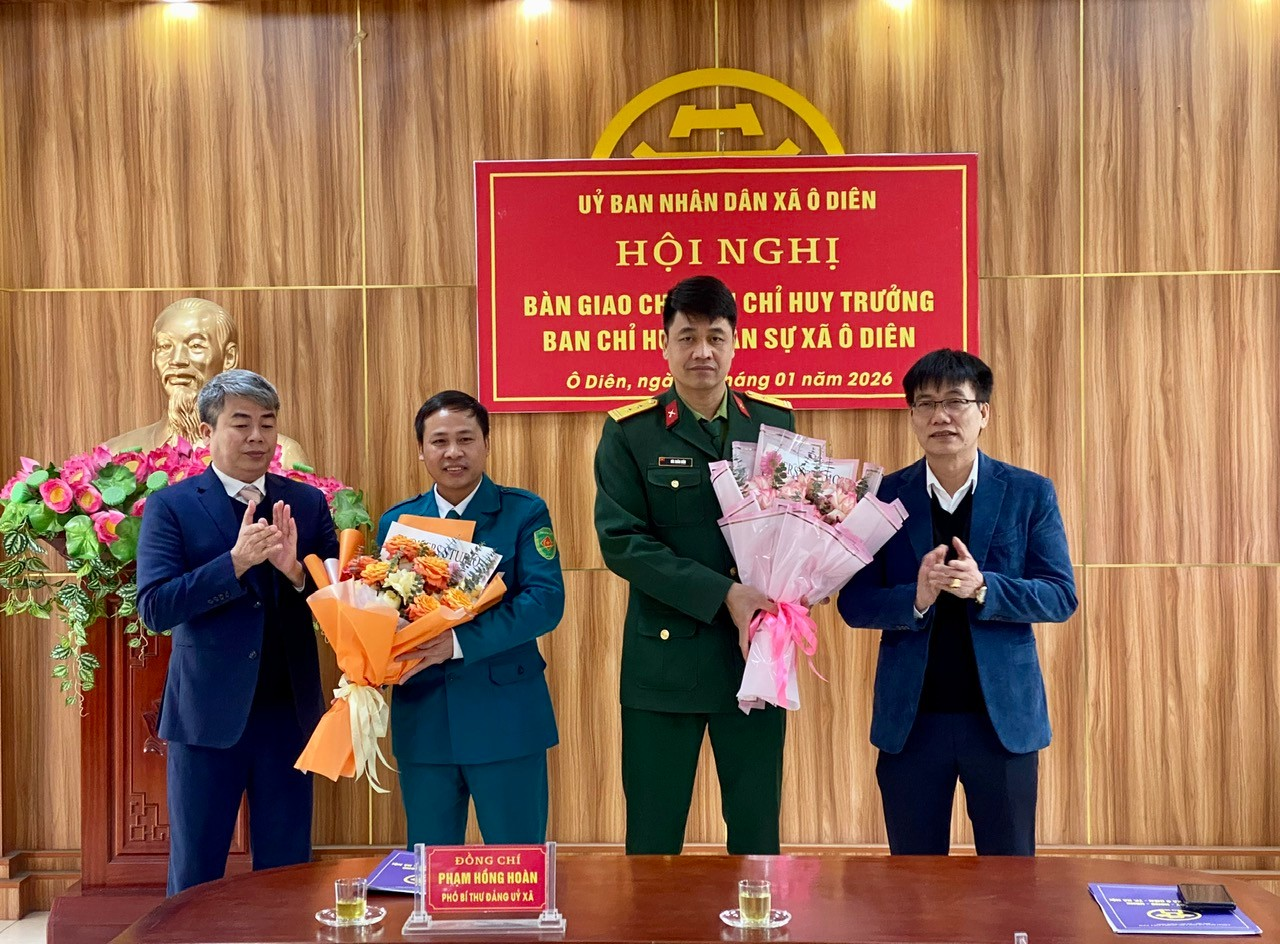 Bàn giao nhiệm vụ Chỉ huy trưởng Ban Chỉ huy Quân sự xã- Ảnh 2.