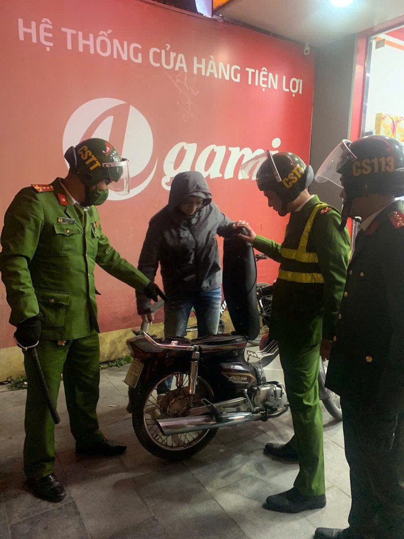 Công an phường Ngọc Hà tuần tra đêm bảo vệ Đại hội Đảng- Ảnh 3.