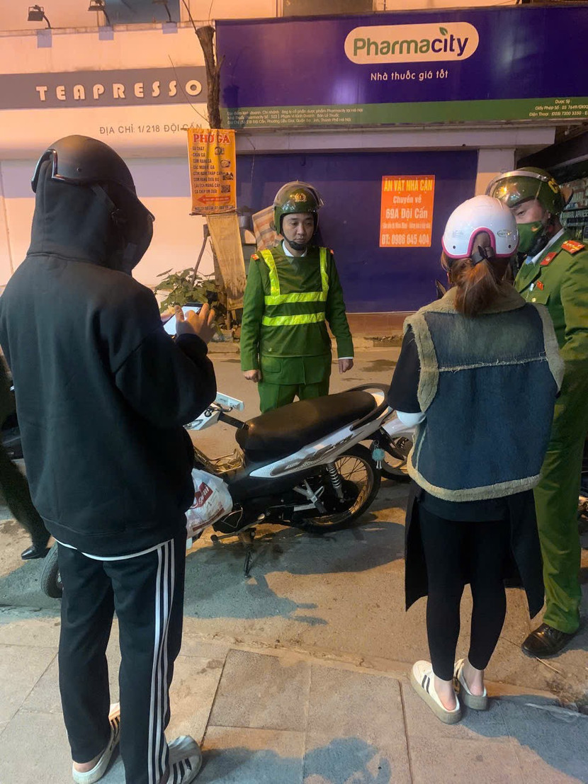 Công an phường Ngọc Hà tuần tra đêm bảo vệ Đại hội Đảng- Ảnh 4.