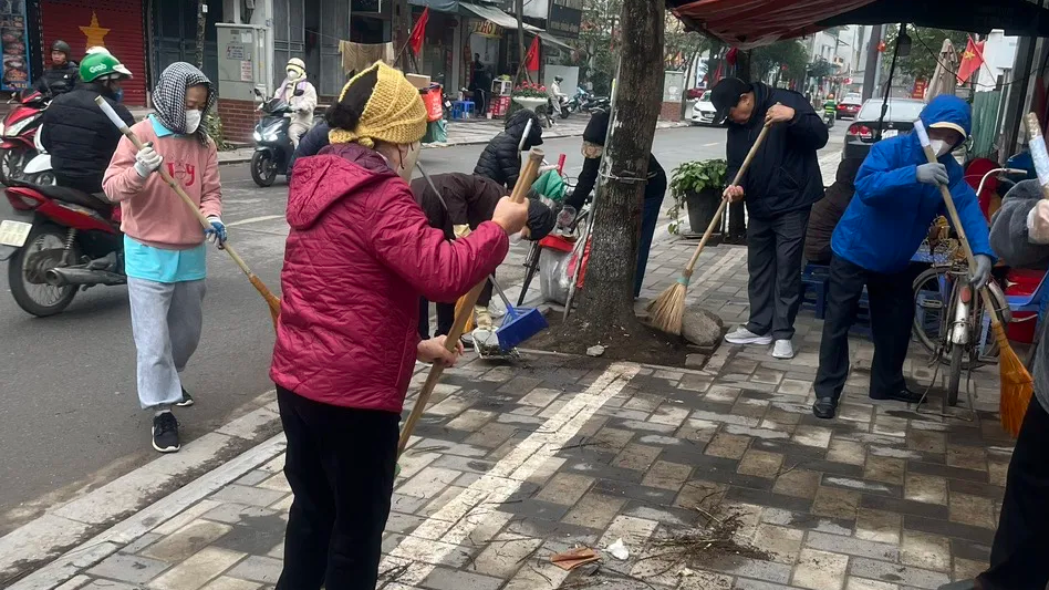 Phường Phú Thượng ra quân "xóa" điểm nghẽn đô thị- Ảnh 6.