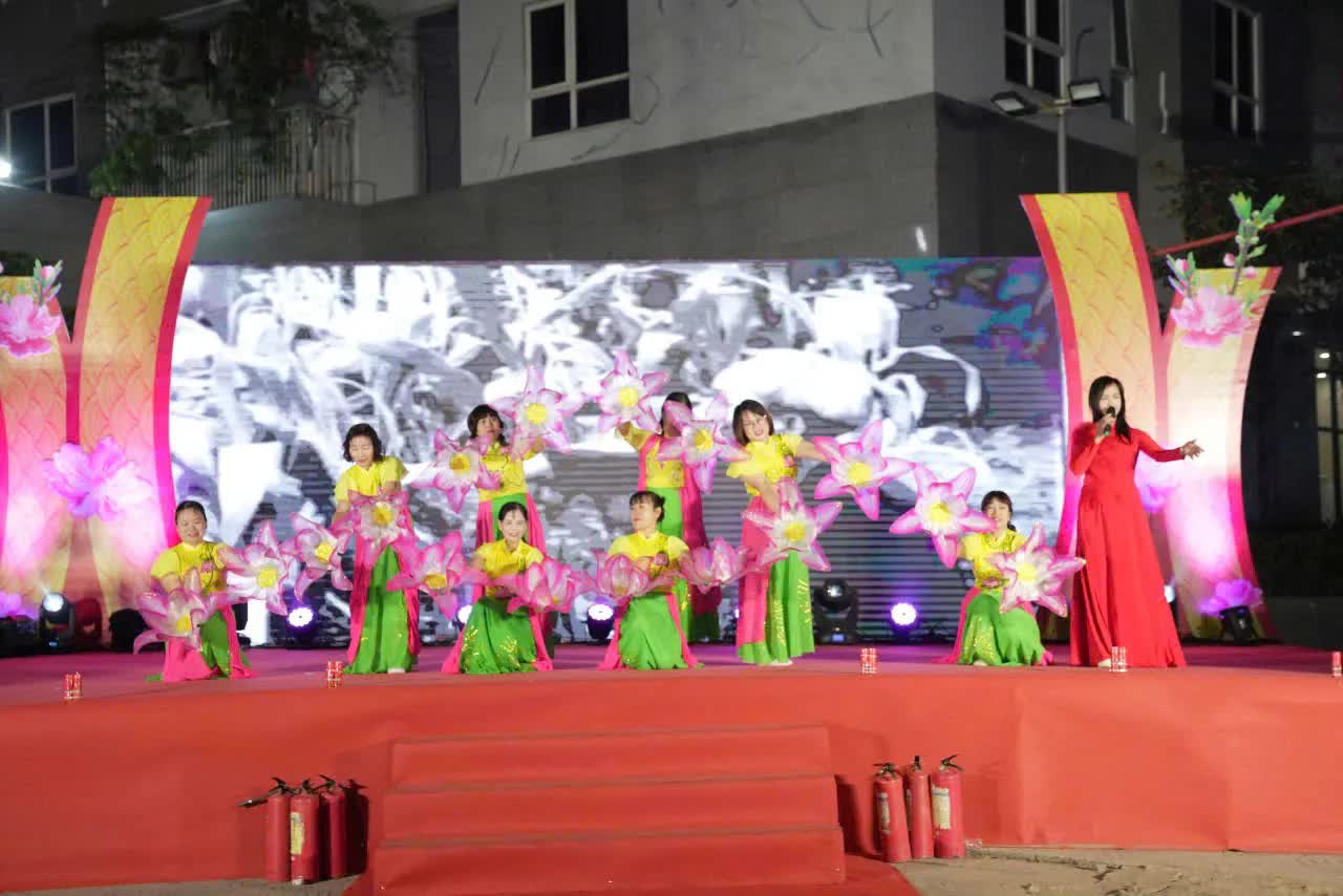 Chương trình nghệ thuật “Lời ca dâng Đảng” tại phường Định Công thu hút đông đảo người xem- Ảnh 3.