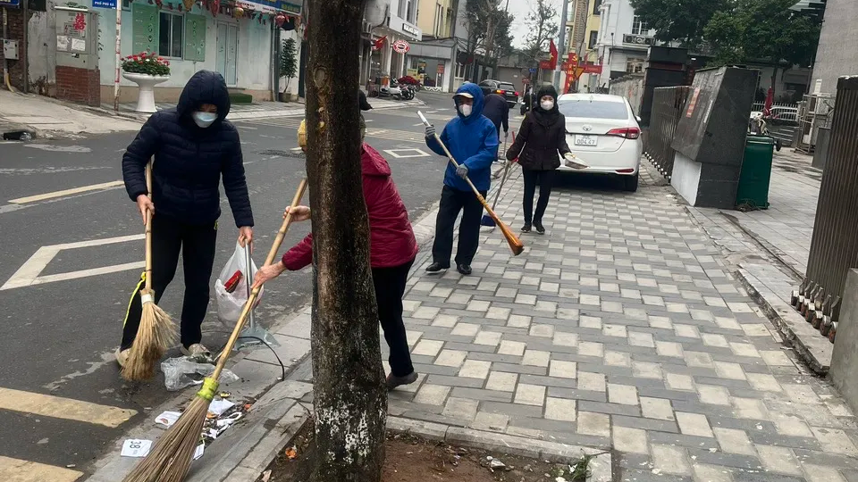 Phường Phú Thượng ra quân "xóa" điểm nghẽn đô thị- Ảnh 5.