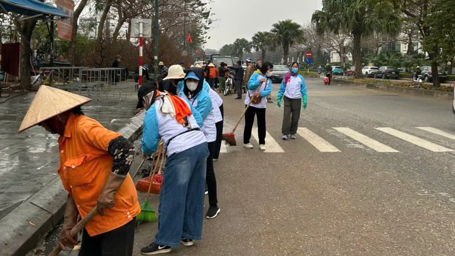 Phường Phú Thượng ra quân "xóa" điểm nghẽn đô thị- Ảnh 4.