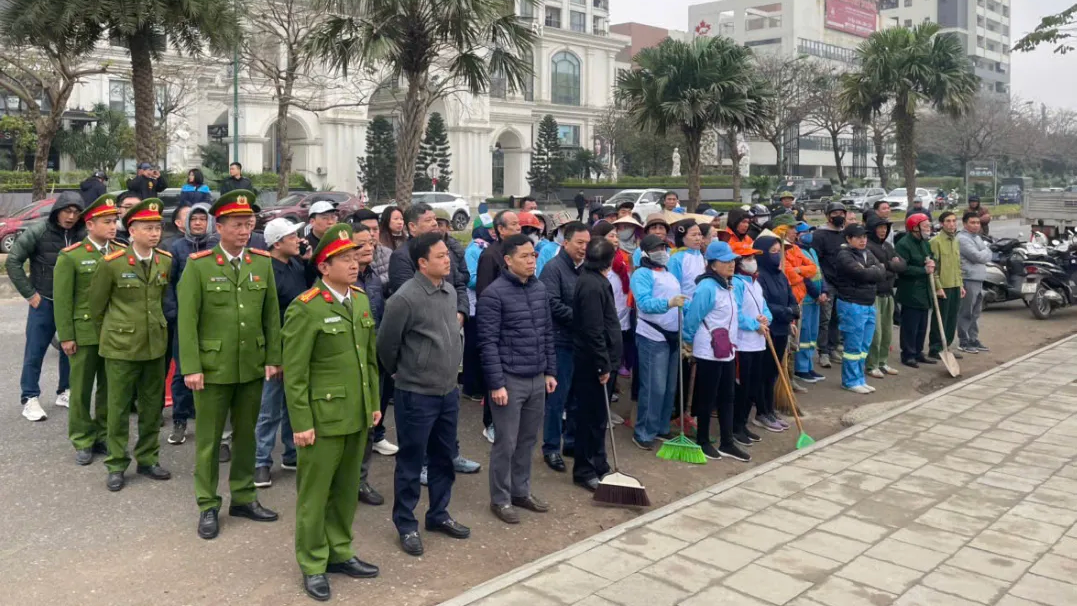 Phường Phú Thượng ra quân "xóa" điểm nghẽn đô thị- Ảnh 1.