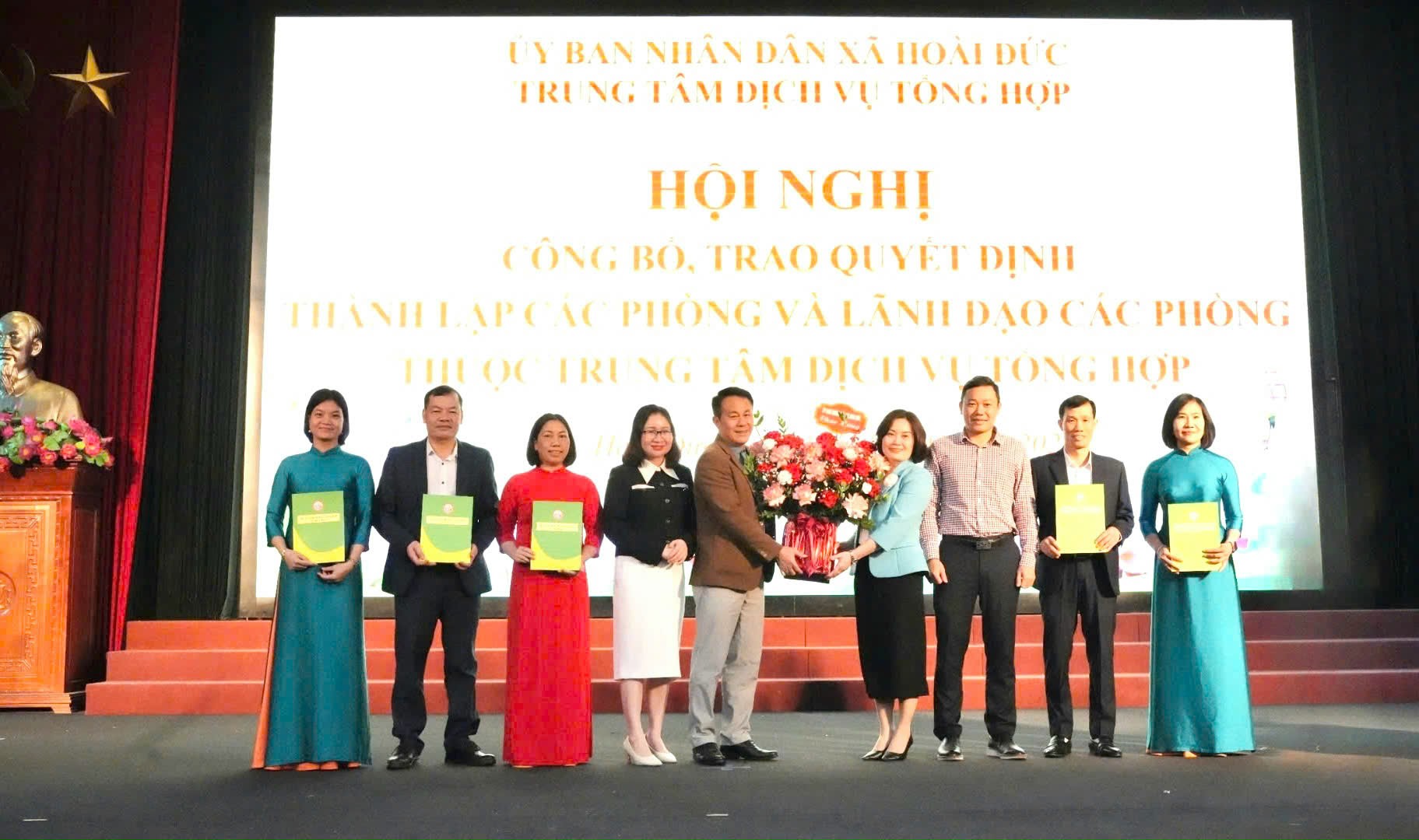 Trung tâm Dịch vụ tổng hợp xã Hoài Đưc tô chưc hôi nghi trao Quyêt đinh thanh lâp cac phong va lanh đao cac phong thuôc Trung tâm- Ảnh 1.