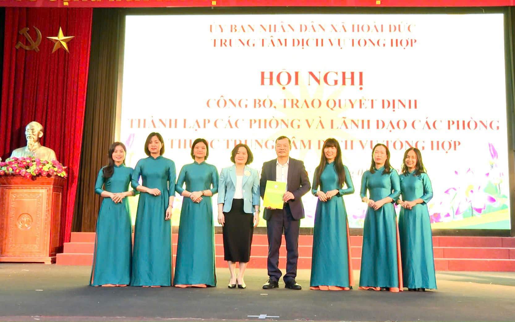 Trung tâm Dịch vụ tổng hợp xã Hoài Đưc tô chưc hôi nghi trao Quyêt đinh thanh lâp cac phong va lanh đao cac phong thuôc Trung tâm- Ảnh 2.