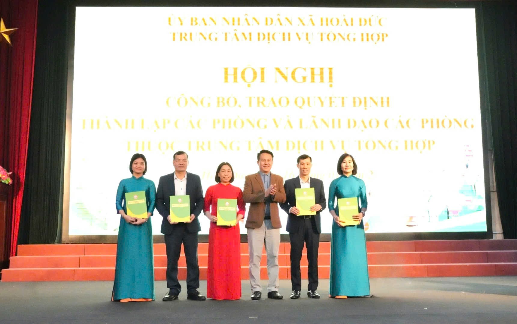 Trung tâm Dịch vụ tổng hợp xã Hoài Đưc tô chưc hôi nghi trao Quyêt đinh thanh lâp cac phong va lanh đao cac phong thuôc Trung tâm- Ảnh 4.