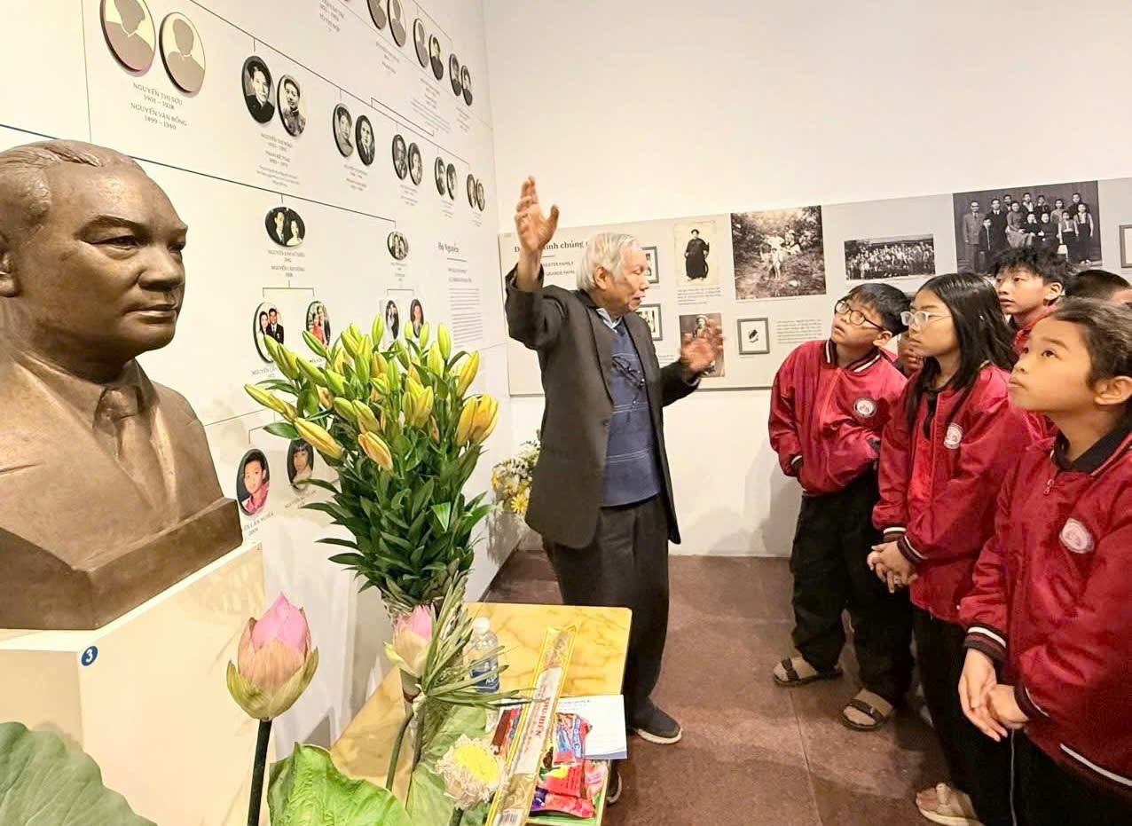 Tự hào truyền thống quê hương qua chuyến tham quan Bảo tàng Nguyễn Văn Huyên và Bảo tàng Nhiếp ảnh Lai Xá- Ảnh 3.