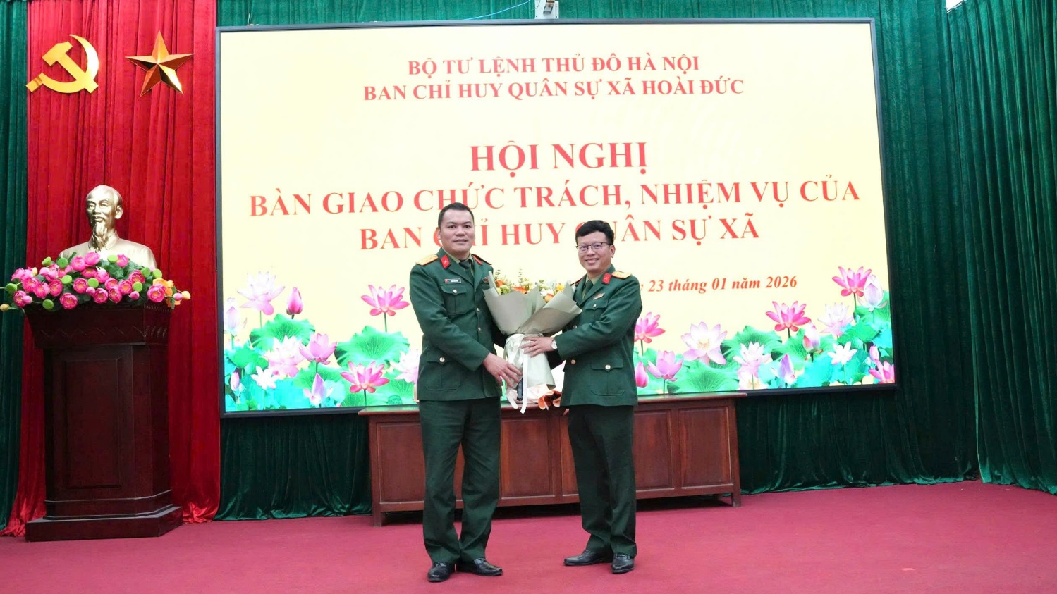 Hội nghị bàn giao chức trách, nhiệm vụ Ban chỉ huy Quân sự xã Hoài Đức- Ảnh 1.