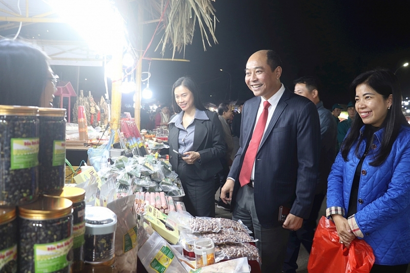 Lời ca dâng Đảng rộn ràng chợ hoa Xuân Định Công