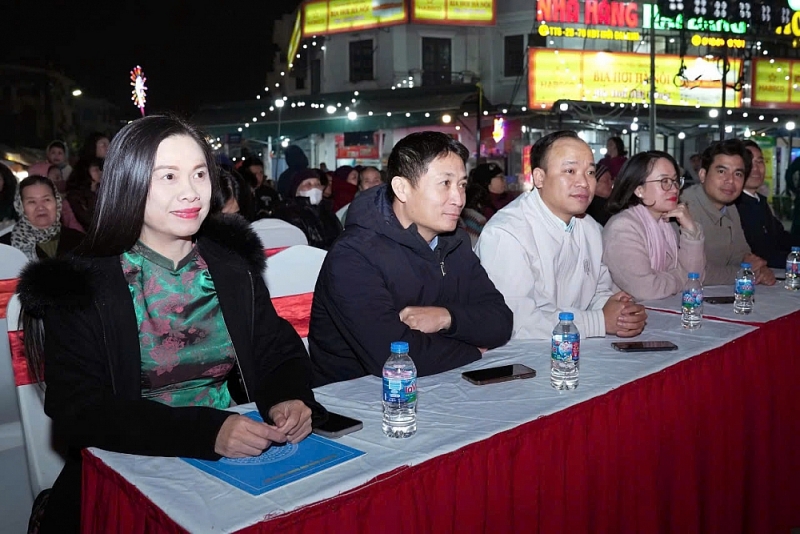 Lời ca dâng Đảng rộn ràng chợ hoa Xuân Định Công