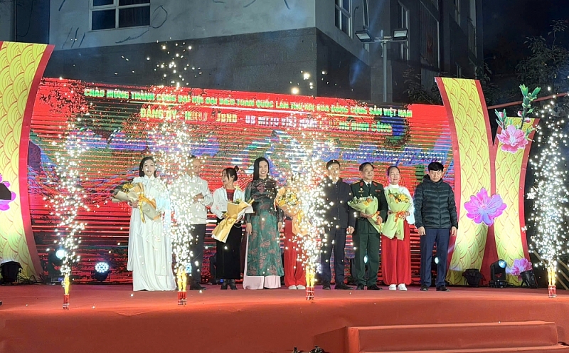 Lời ca dâng Đảng rộn ràng chợ hoa Xuân Định Công