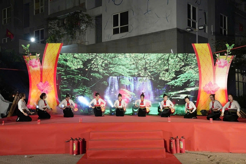 Lời ca dâng Đảng rộn ràng chợ hoa Xuân Định Công