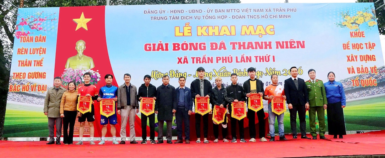 A group of people standing together holding banners  AI-generated content may be incorrect.