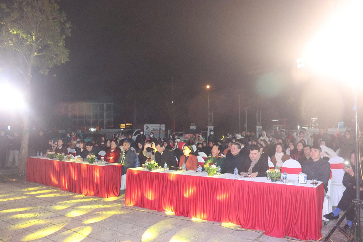 Ảnh có chứa ngoài trời, người, con người, trang phục  Nội dung do AI tạo ra có thể không chính xác.