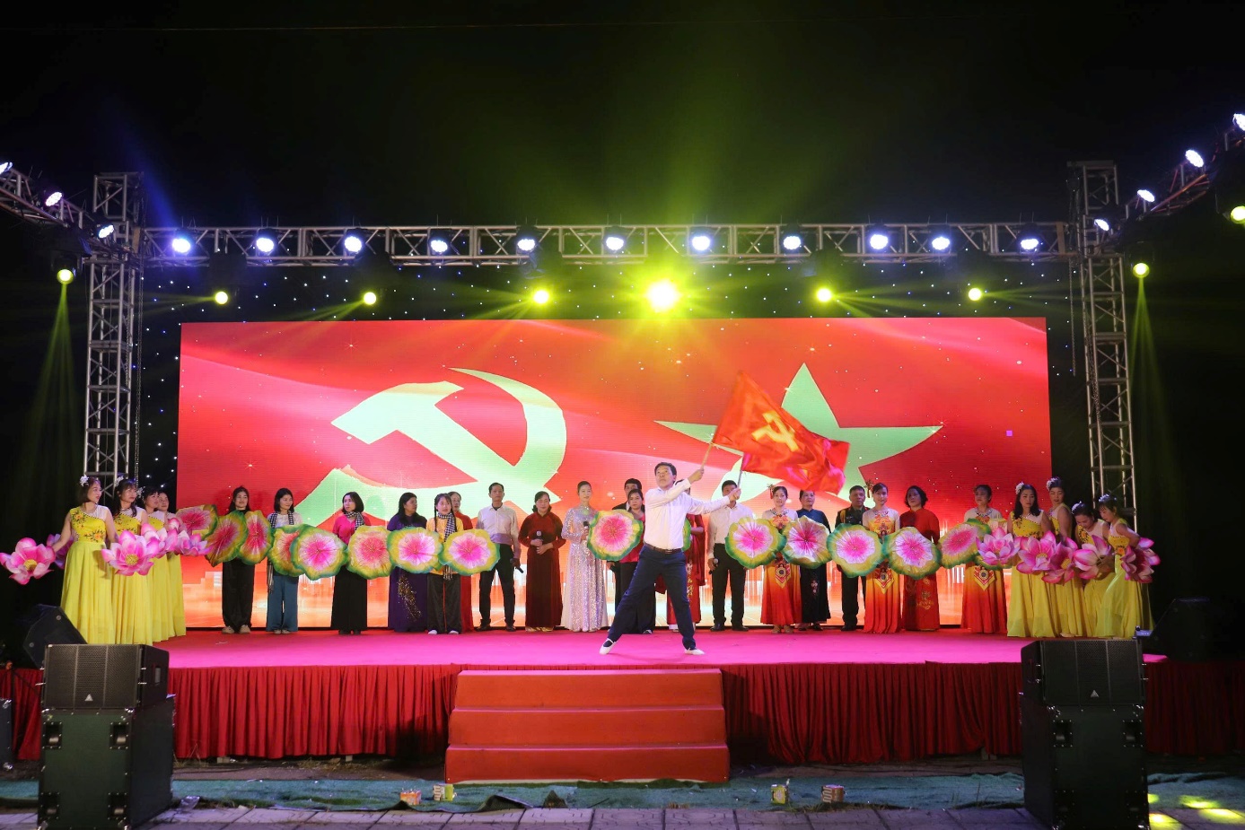 Ảnh có chứa Nhà hát, sân khấu, giải trí, người  Nội dung do AI tạo ra có thể không chính xác.