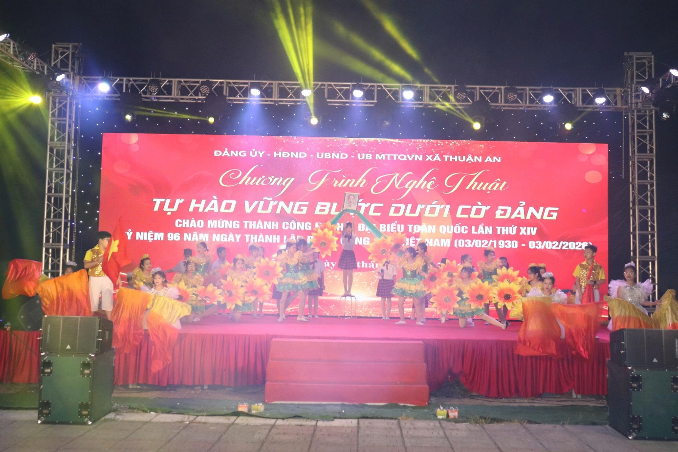 Ảnh có chứa văn bản, sân khấu, biển hiệu, ngoài trời  Nội dung do AI tạo ra có thể không chính xác.