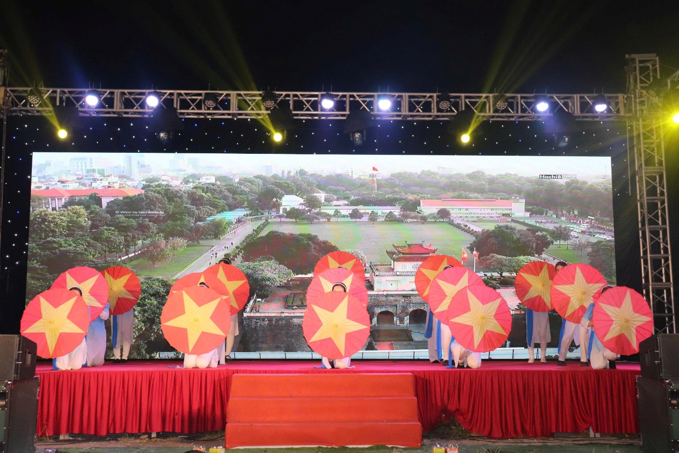 Ảnh có chứa sân khấu, buổi hòa nhạc, Panô quảng cáo, ngoài trời  Nội dung do AI tạo ra có thể không chính xác.