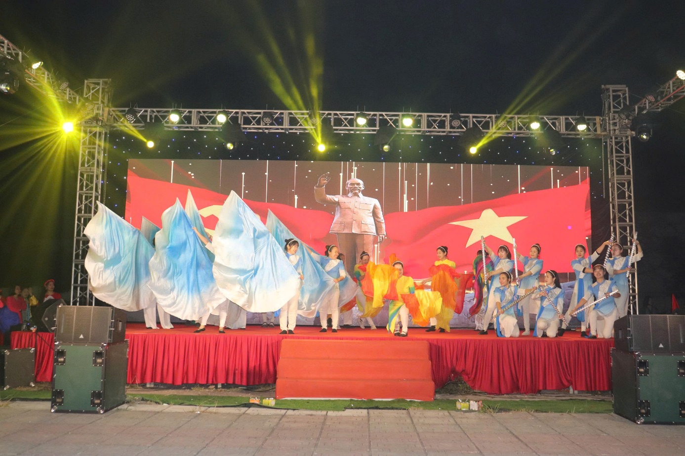 Ảnh có chứa sân khấu, người, giải trí, sự kiện  Nội dung do AI tạo ra có thể không chính xác.