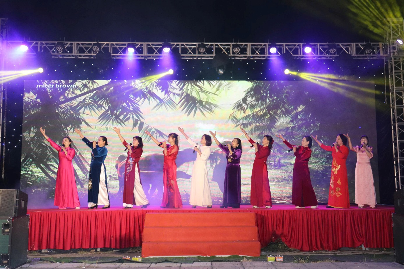 Ảnh có chứa sân khấu, Nhà hát, giải trí, người  Nội dung do AI tạo ra có thể không chính xác.