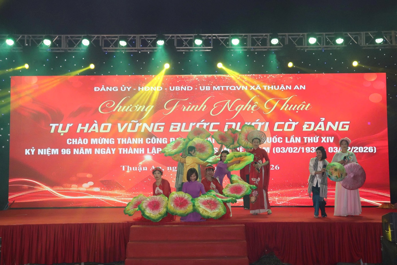 Ảnh có chứa văn bản, người, sân khấu, Thiết bị sân khấu  Nội dung do AI tạo ra có thể không chính xác.