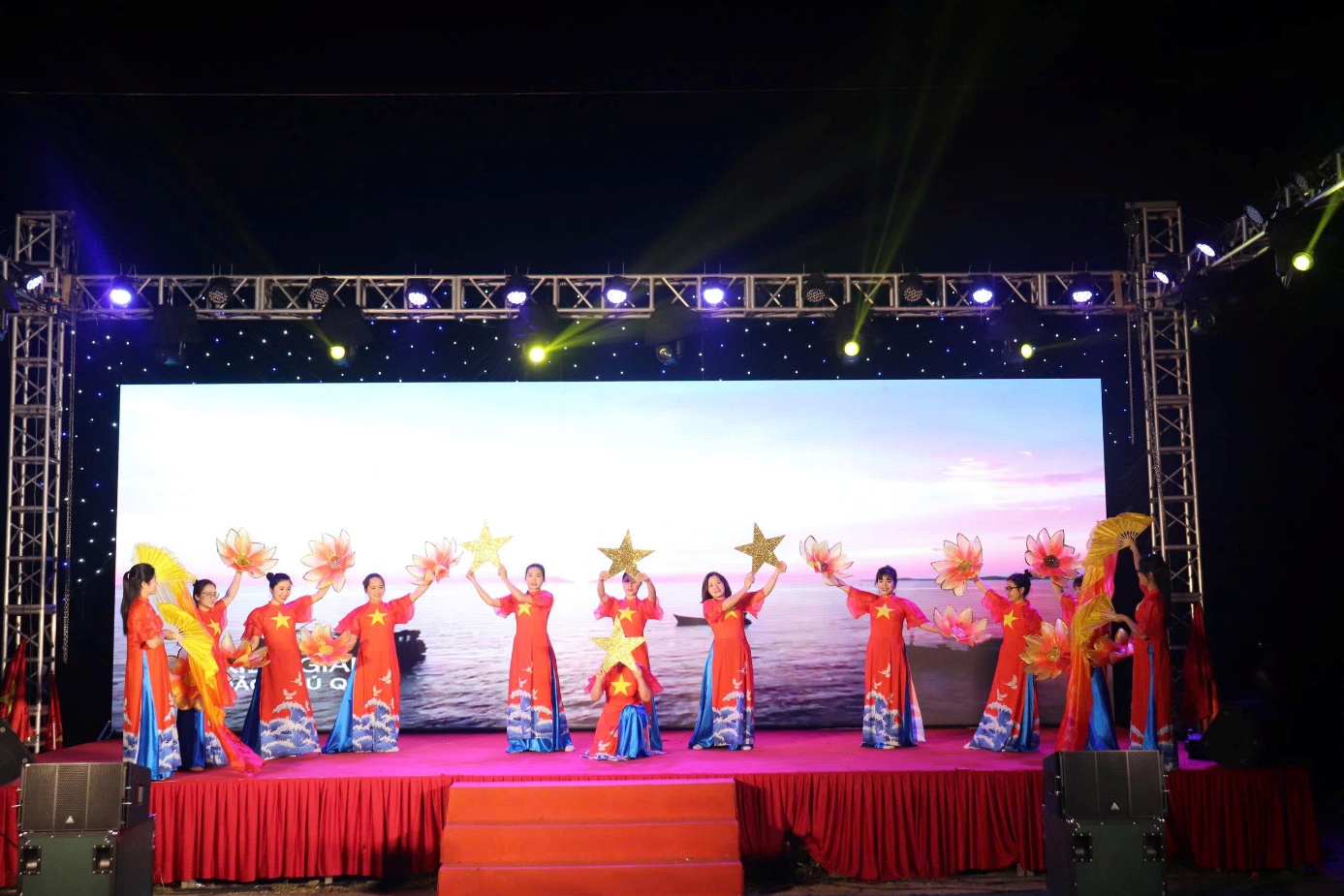 Ảnh có chứa sân khấu, Nhà hát, giải trí, Nghệ thuật biểu diễn  Nội dung do AI tạo ra có thể không chính xác.