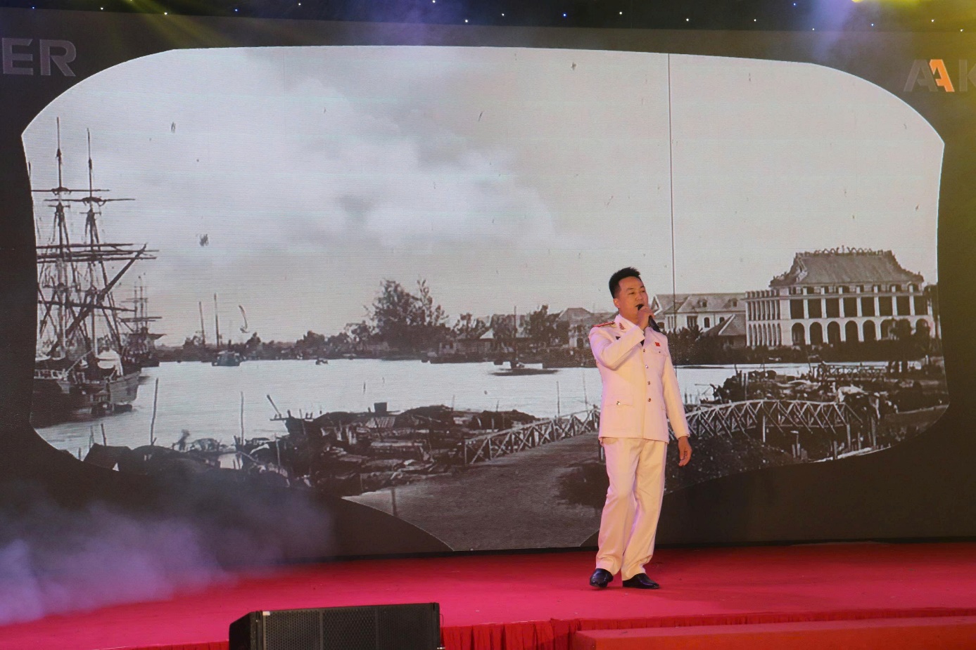 Ảnh có chứa trang phục, người, ngoài trời, phụ nữ  Nội dung do AI tạo ra có thể không chính xác.