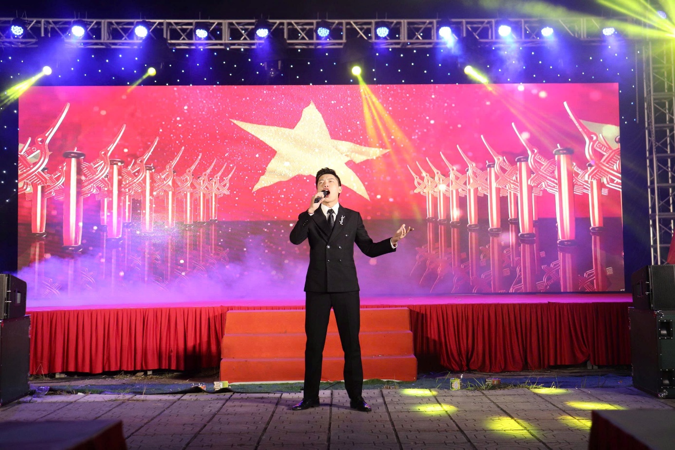 Ảnh có chứa sân khấu, Nhà hát, trang phục, giải trí  Nội dung do AI tạo ra có thể không chính xác.