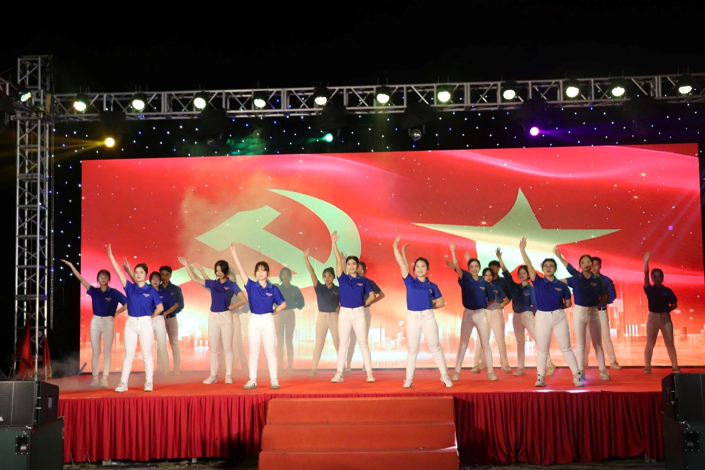 Ảnh có chứa thể thao, người, Nhà hát, sân khấu  Nội dung do AI tạo ra có thể không chính xác.