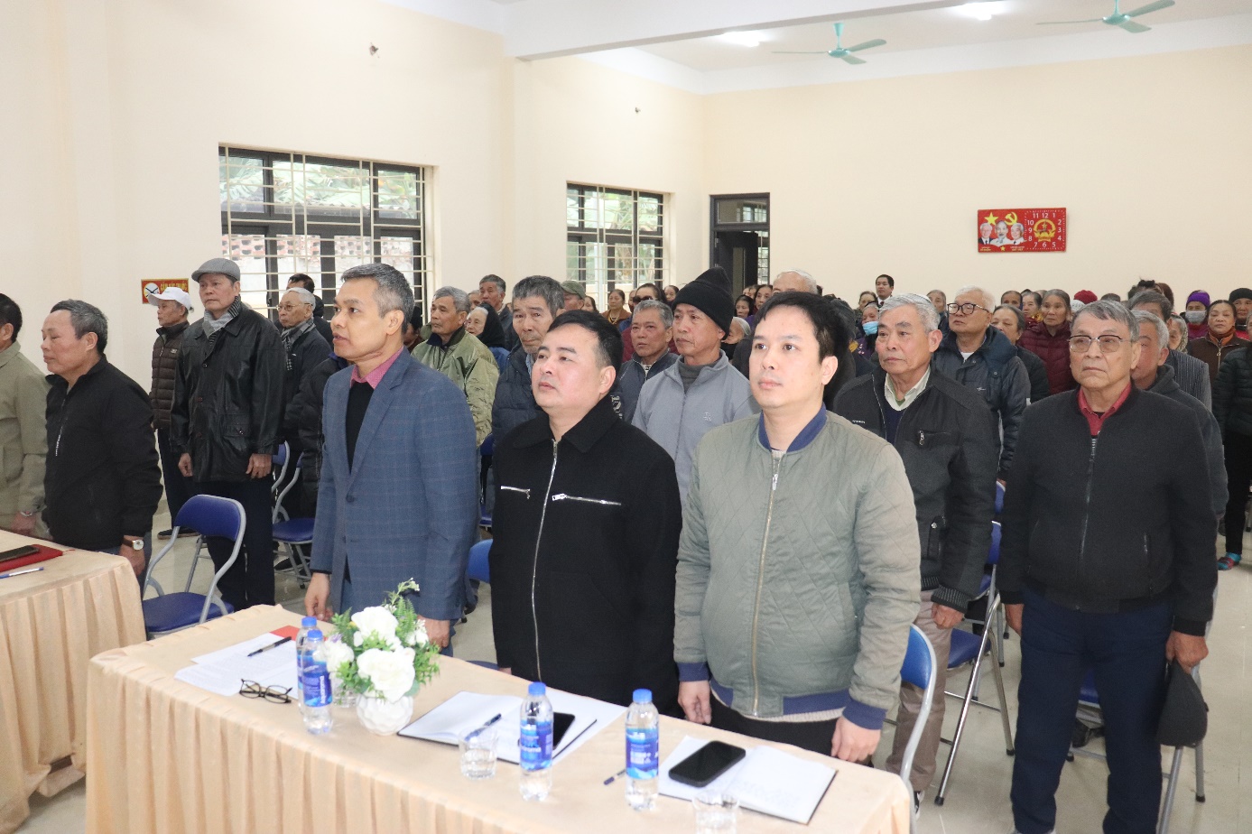 Ảnh có chứa trang phục, người, đàn ông, trong nhà  Nội dung do AI tạo ra có thể không chính xác.