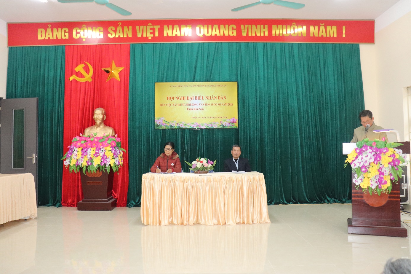 Ảnh có chứa trong nhà, tường, trang phục, người  Nội dung do AI tạo ra có thể không chính xác.