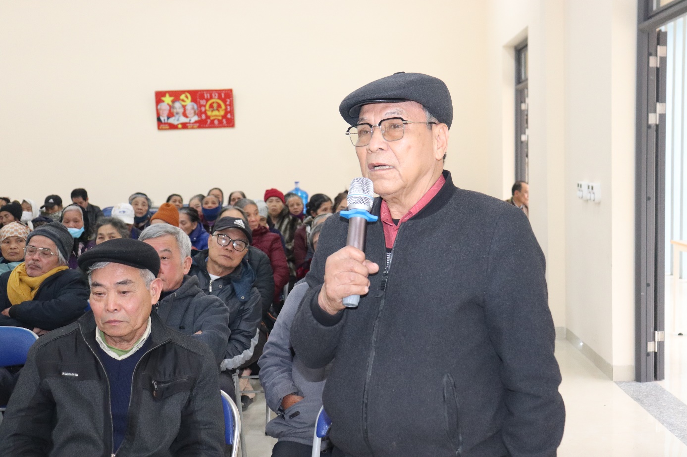 Ảnh có chứa trang phục, Mặt người, người, đàn ông  Nội dung do AI tạo ra có thể không chính xác.